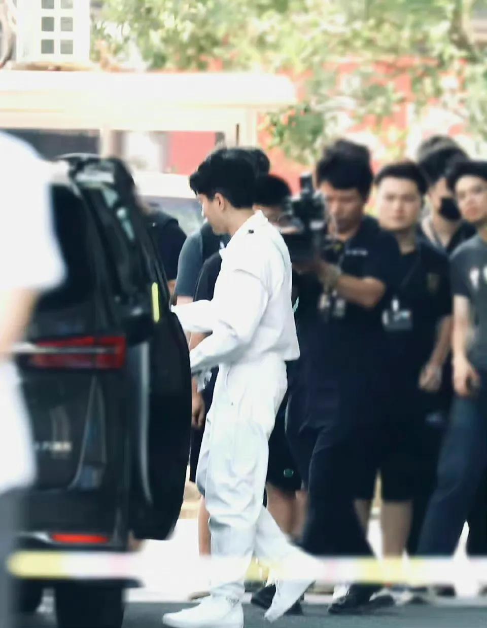 刘恺威录制《披荆斩棘2》上班饭拍，一身白色穿搭干净利落