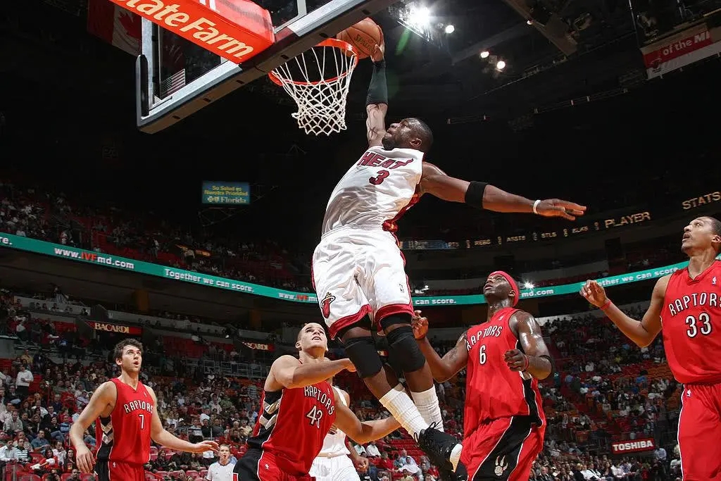 为什么nba球星半月板(NBA纪实连载99：后乔丹时代最强分卫，让了半月板的大腮帮韦德)