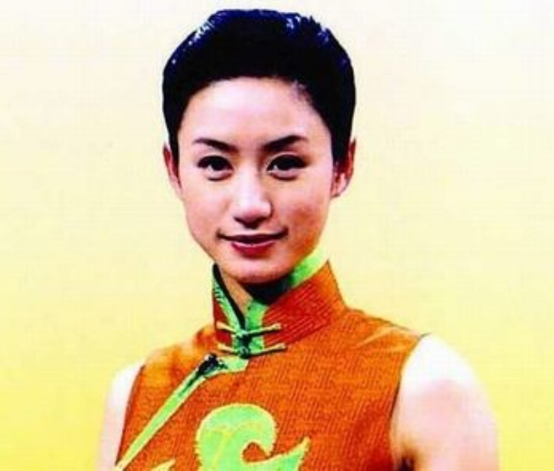 2002年，央视美女主持，在餐厅接电话意外身亡，只因推错了一扇门