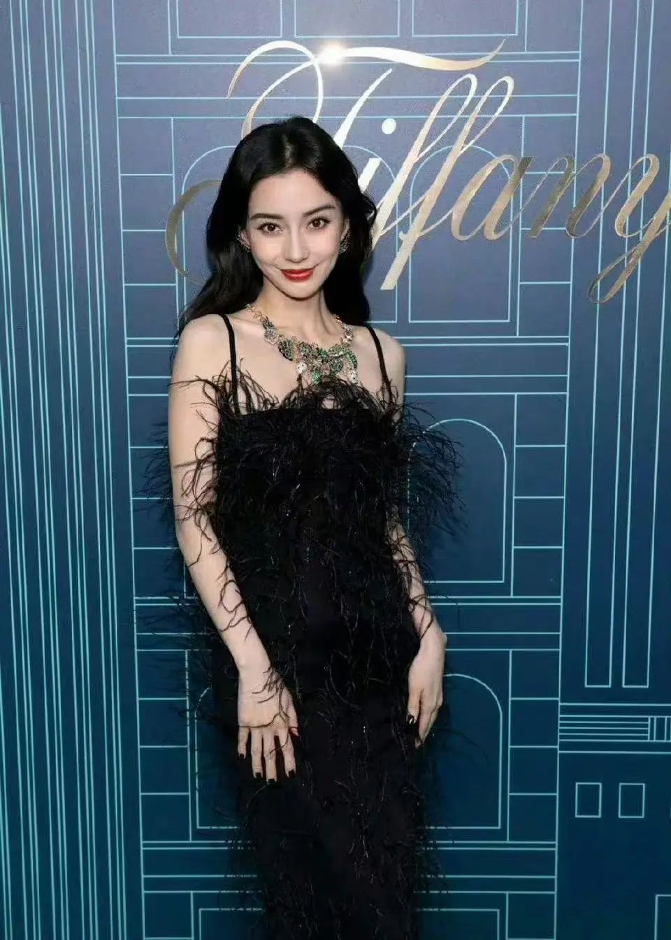 与迪奥的合同到期后,她第二次与贝克汉姆合作拍广告,成为蒂芙尼代言人