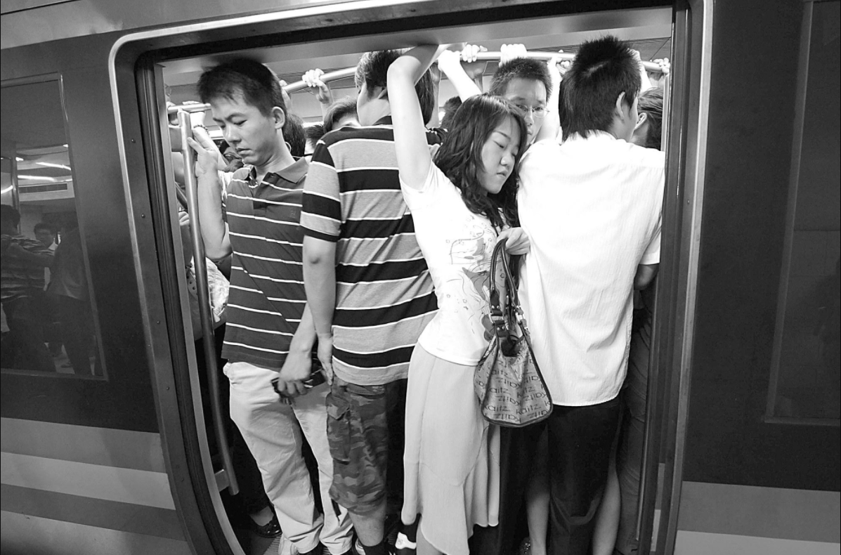“女士优先车厢”内女子嘲讽男乘客不让座：男女对立的事该停下了