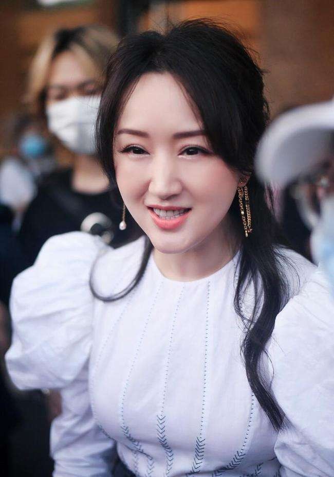 签约公司后的第二年,杨钰莹出了自己的第二张专辑《风含情水含笑》