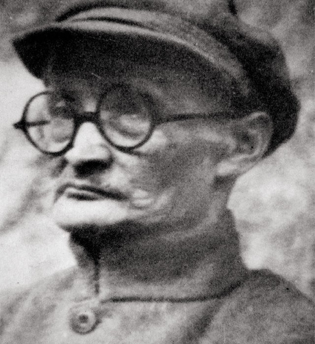 死相难看的日本将军，夜里遇到我军突袭，小兵从屁股处把将军捅死