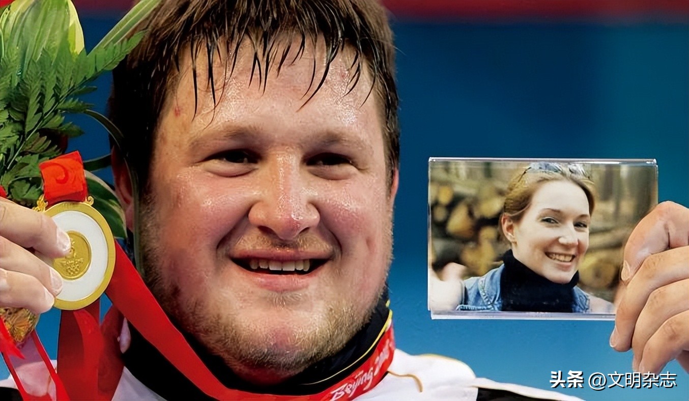 感人的一幕:德国选手马·施泰纳把亡妻苏珊的照片和奥运金牌高高举起