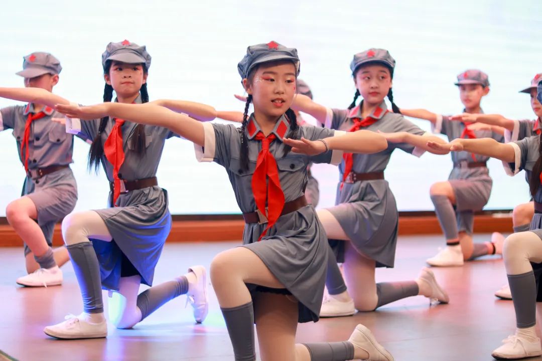 华阳实小举行“童星耀五月·艺术绽花开”群舞比赛（三四年级）