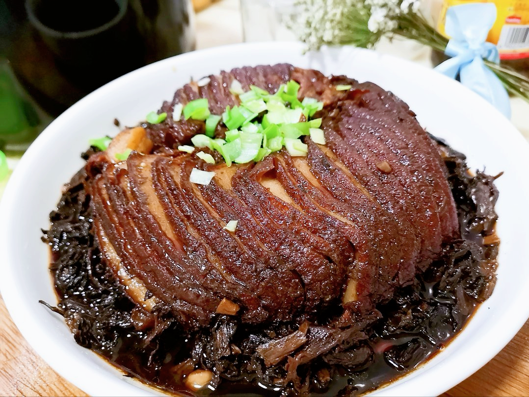 梅菜扣肉正宗做法：五花肉与梅干菜的经典搭配制作方法