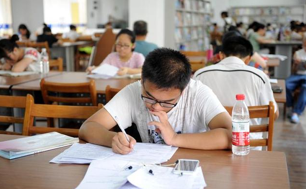 清华大学教师板书火了，字迹整洁好似印刷体，难怪学生都喜欢听课