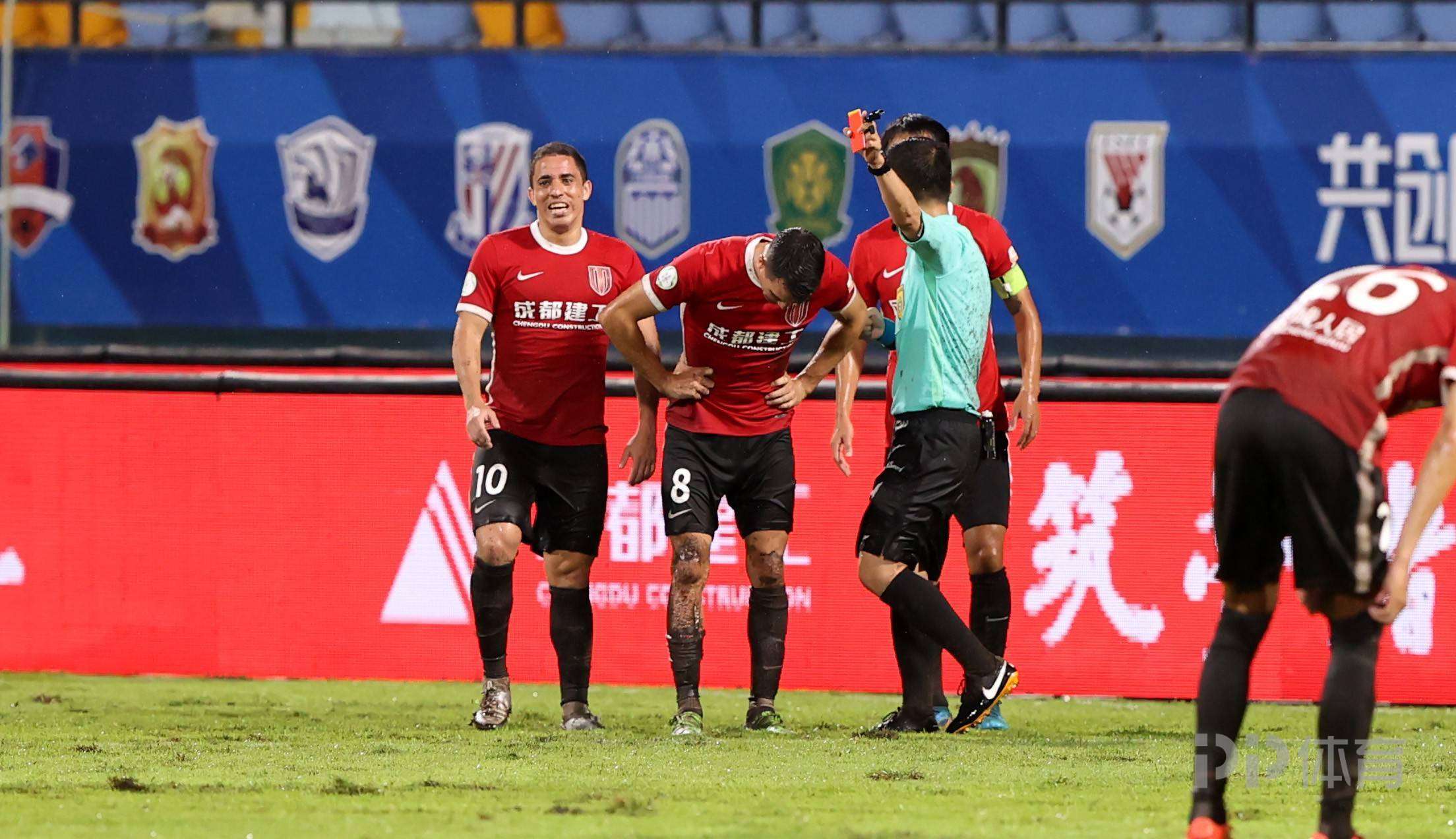 足球有红牌就少一个人吗（鄂媒：中超一阶段平均每轮2.2张红牌 不利于树立联赛正面形象）-趣拿体育