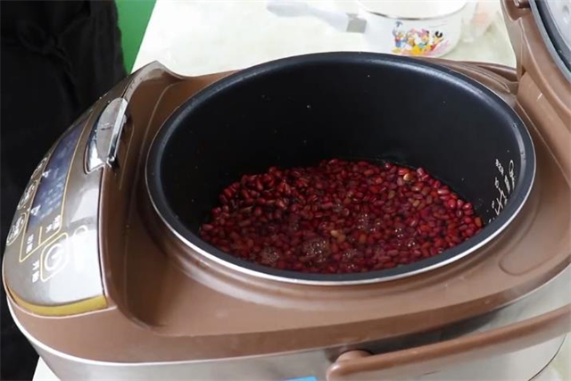 教你在家自制红豆沙馅，没有任何添加剂，香甜细腻又好吃