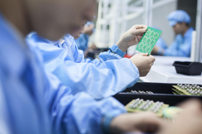 从中国搬迁到越南，直接带走整条生产线，苹果此举有何深意？