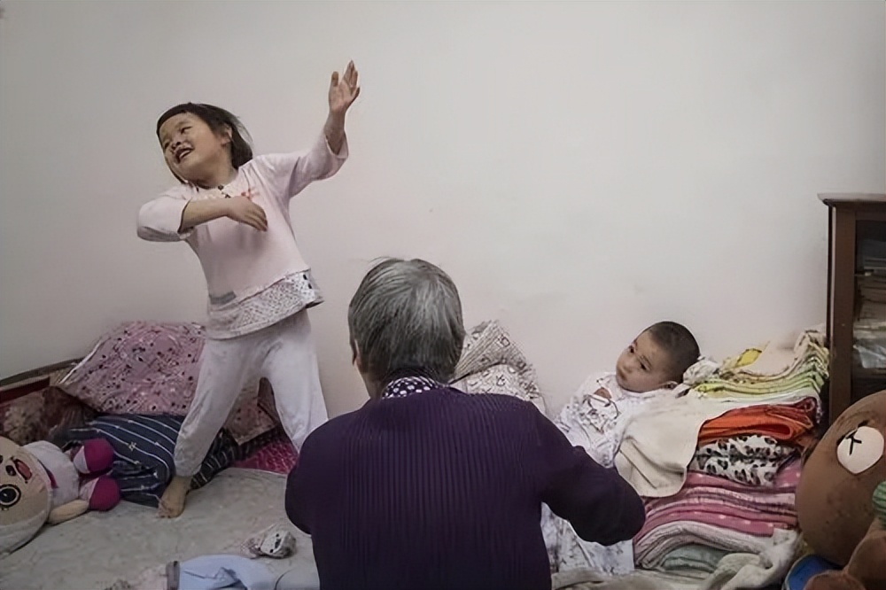 2010年36岁儿子不结婚，56岁母亲为传宗接代，直接自己生下双胞胎