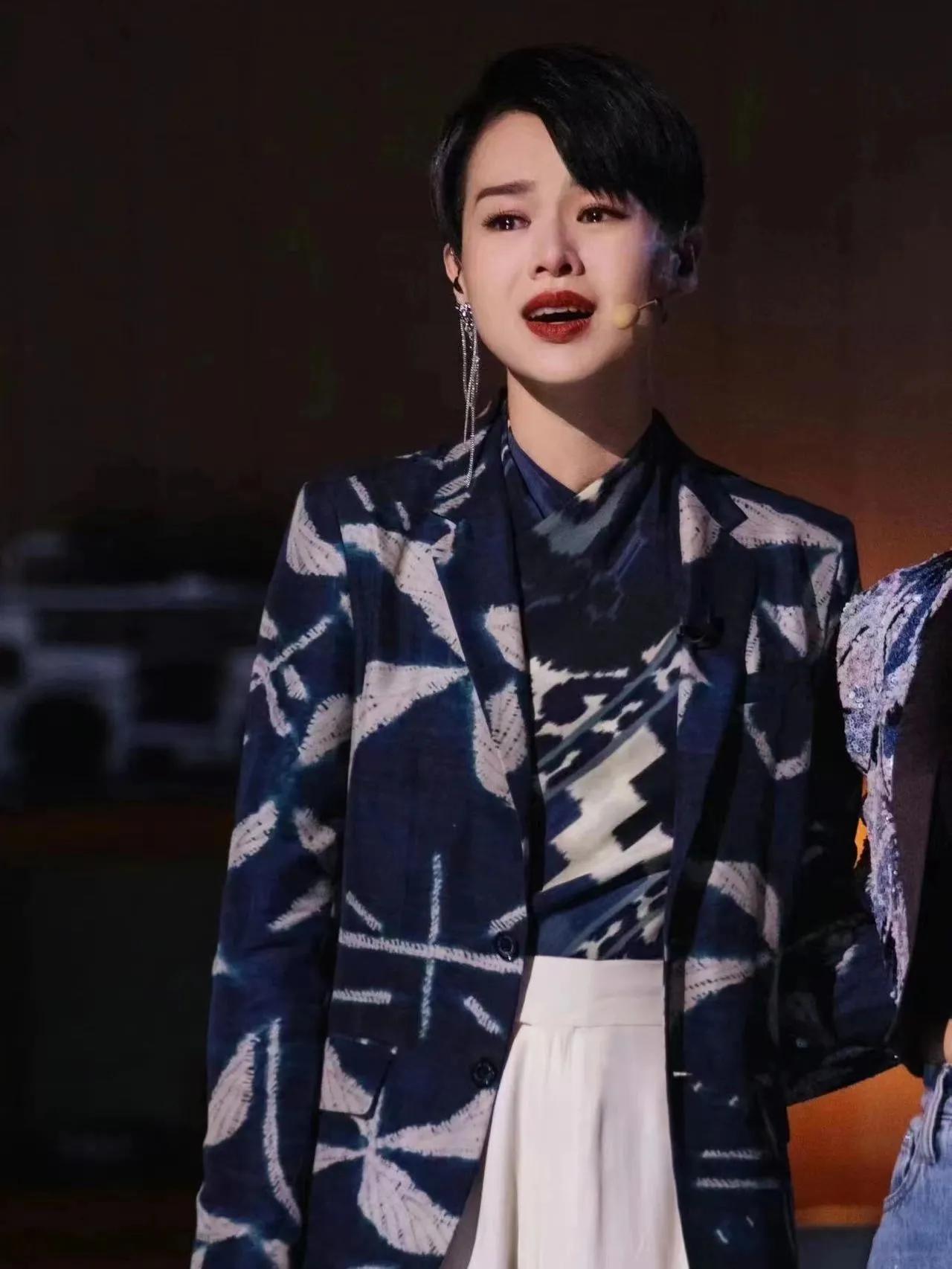 胡杏儿走红毯带娃两不误，这样的妈妈太幸福了