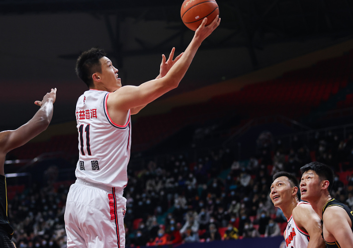 cba裁判為什么那么垃圾（CBA爭議吹罰，裁判明顯偏袒廣東胡明軒，解說沉默1分鐘什么也沒說）