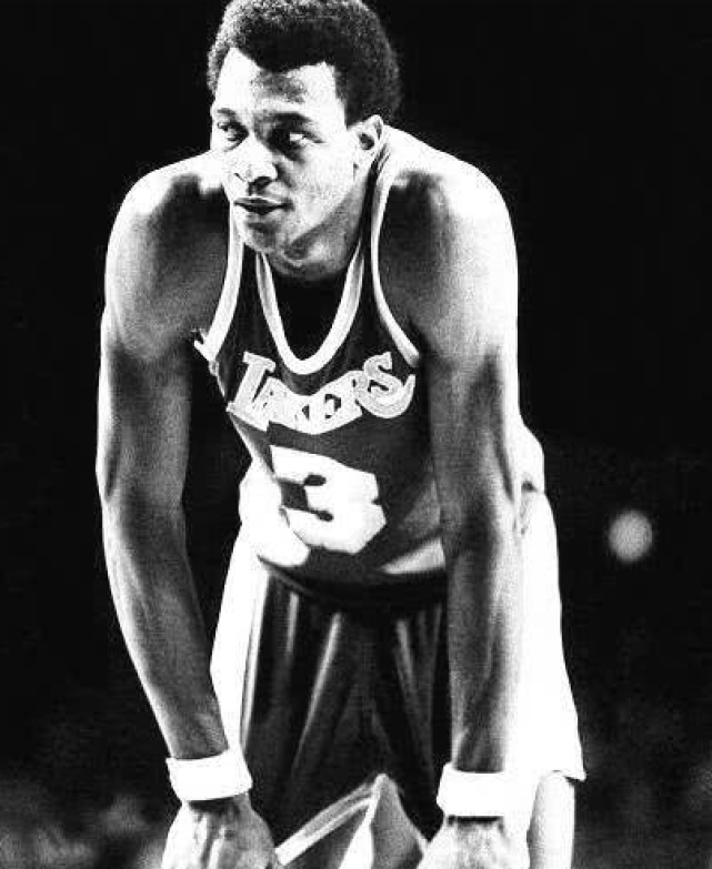 篮球比赛中最高分多少（NBA最高分是100分，那篮板，助攻，抢断，盖帽最高是多少？）