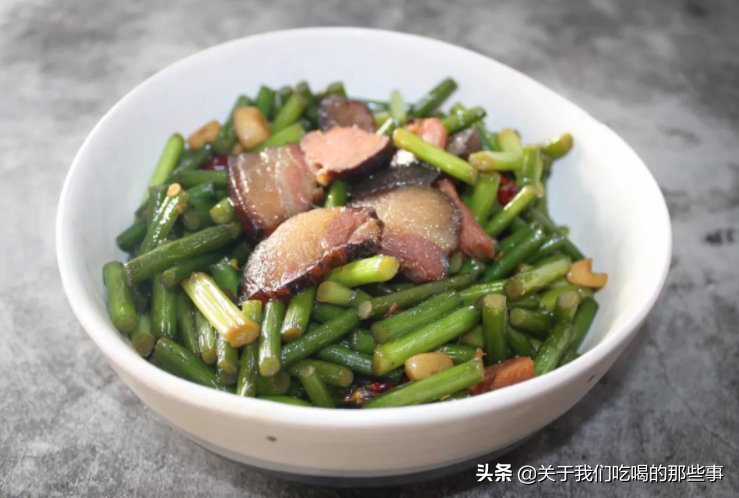 晒干的腊肉最忌直接炒，想要又香又嫩还不咸，下锅前要多做这2步