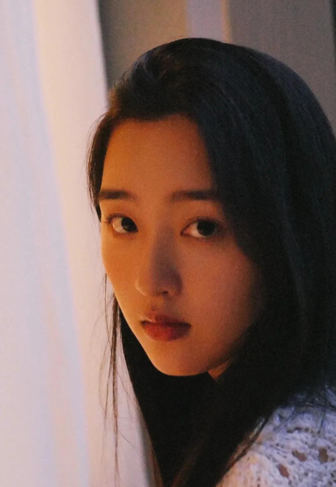 邓恩熙灵动的眼神配黑色直发，萌化人心，静谧少女气息扑面而来