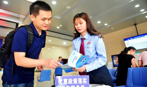 公务员将转为“聘任制”，薪资水平大幅度提高，同时也有坏消息