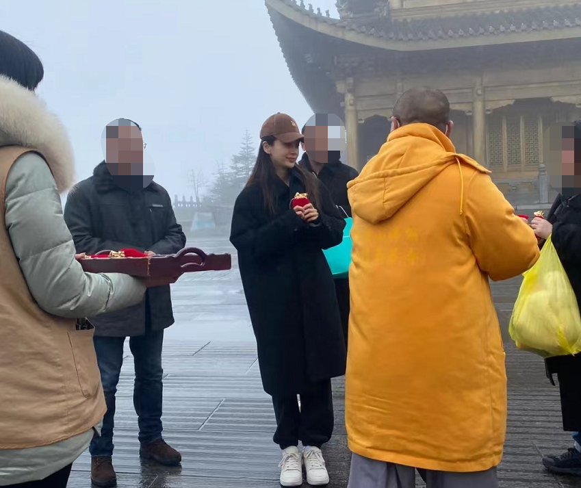 Baby素颜出游被偶遇!皮肤白皙身材纤瘦,叉开腿拍游客照太真实