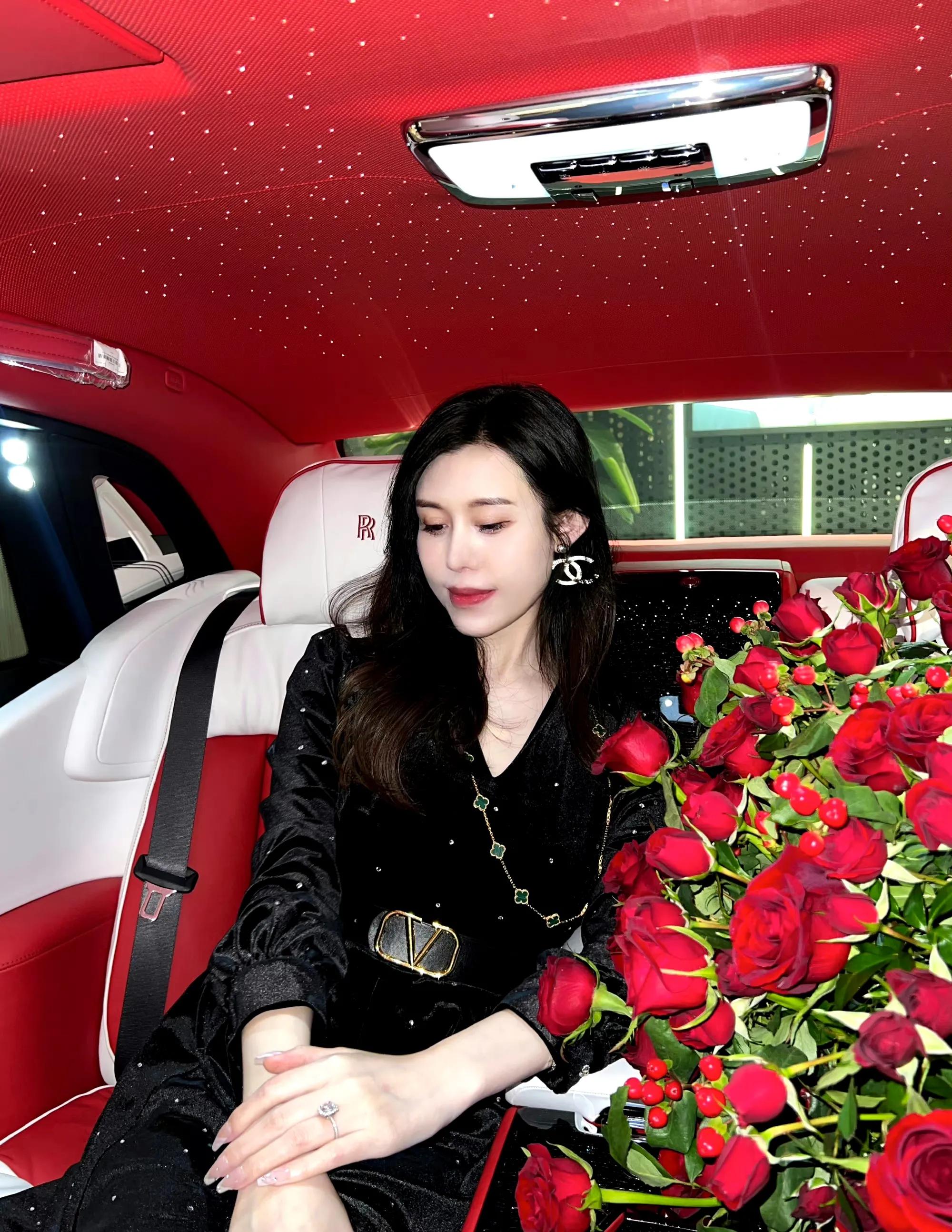 网红猫七七婚礼现场,奢华炫富,网友眼花缭乱,多路明星送祝福