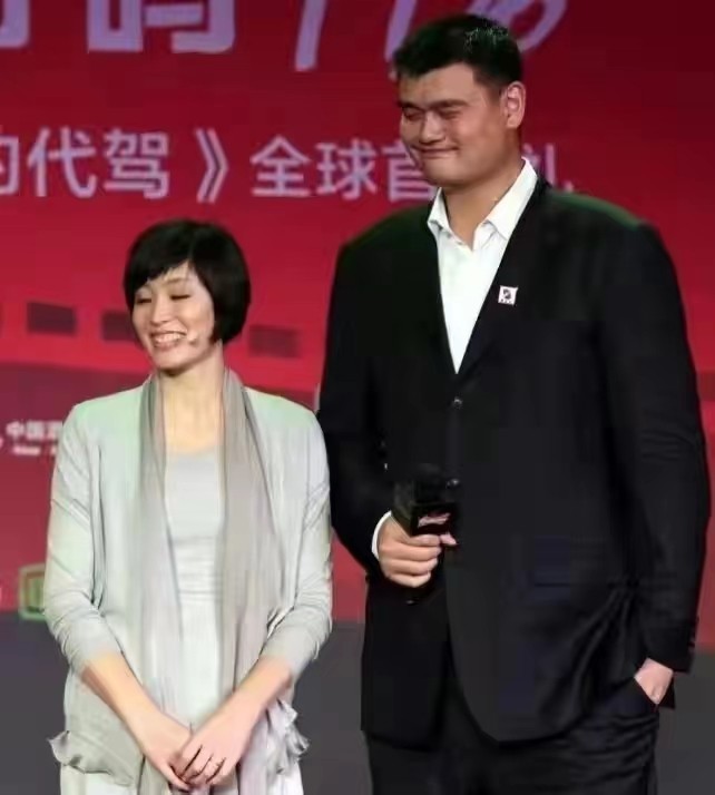 姚明夫妇罕见合体，素色连衣裙风格简约，但和西装搭配未免太普通