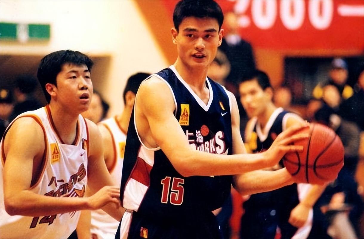 姚明在nba创下哪些记录(姚明在CBA创造的四大纪录，根本不可能打破！单场42分26板10帽)