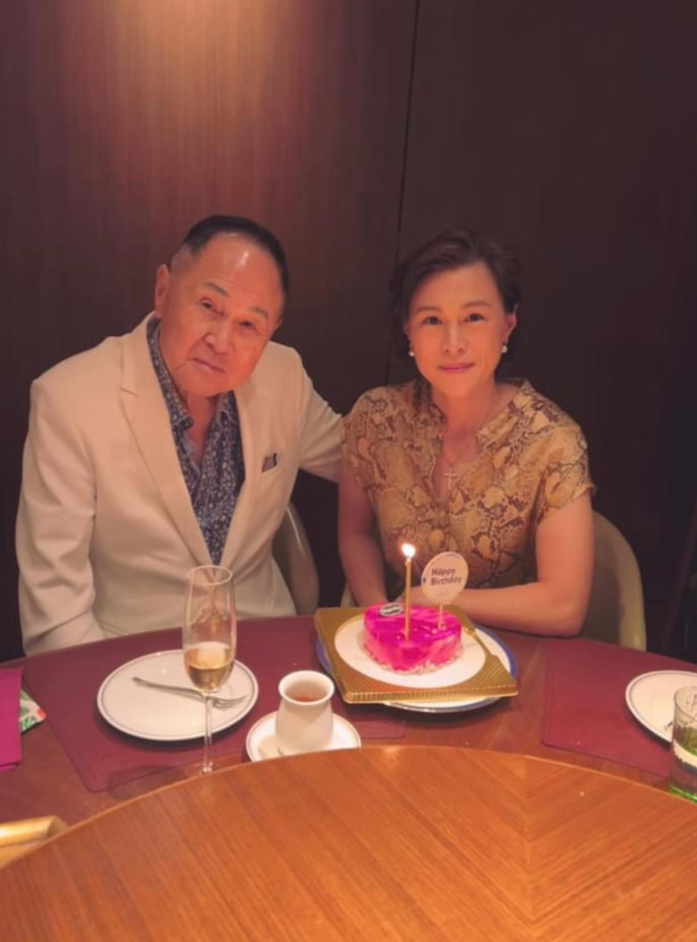 85岁富商赵世曾罕见外出，身边又换新女伴，打扮依然时尚行走自如