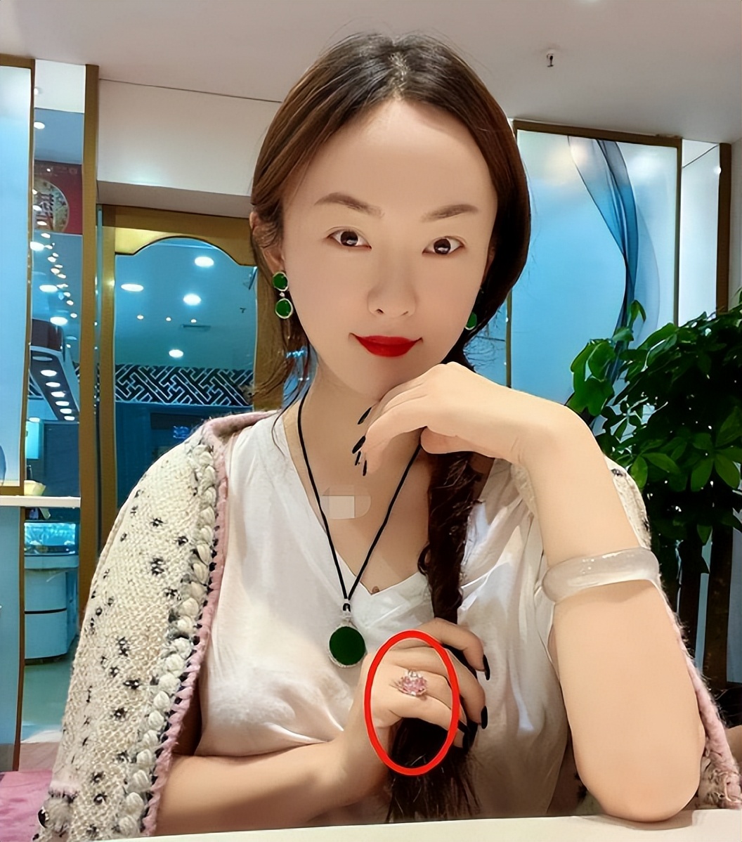阔太霍思燕与闺蜜聚会，粉色鸽子蛋戒指玉镯晃眼，美颜过度贵妇范