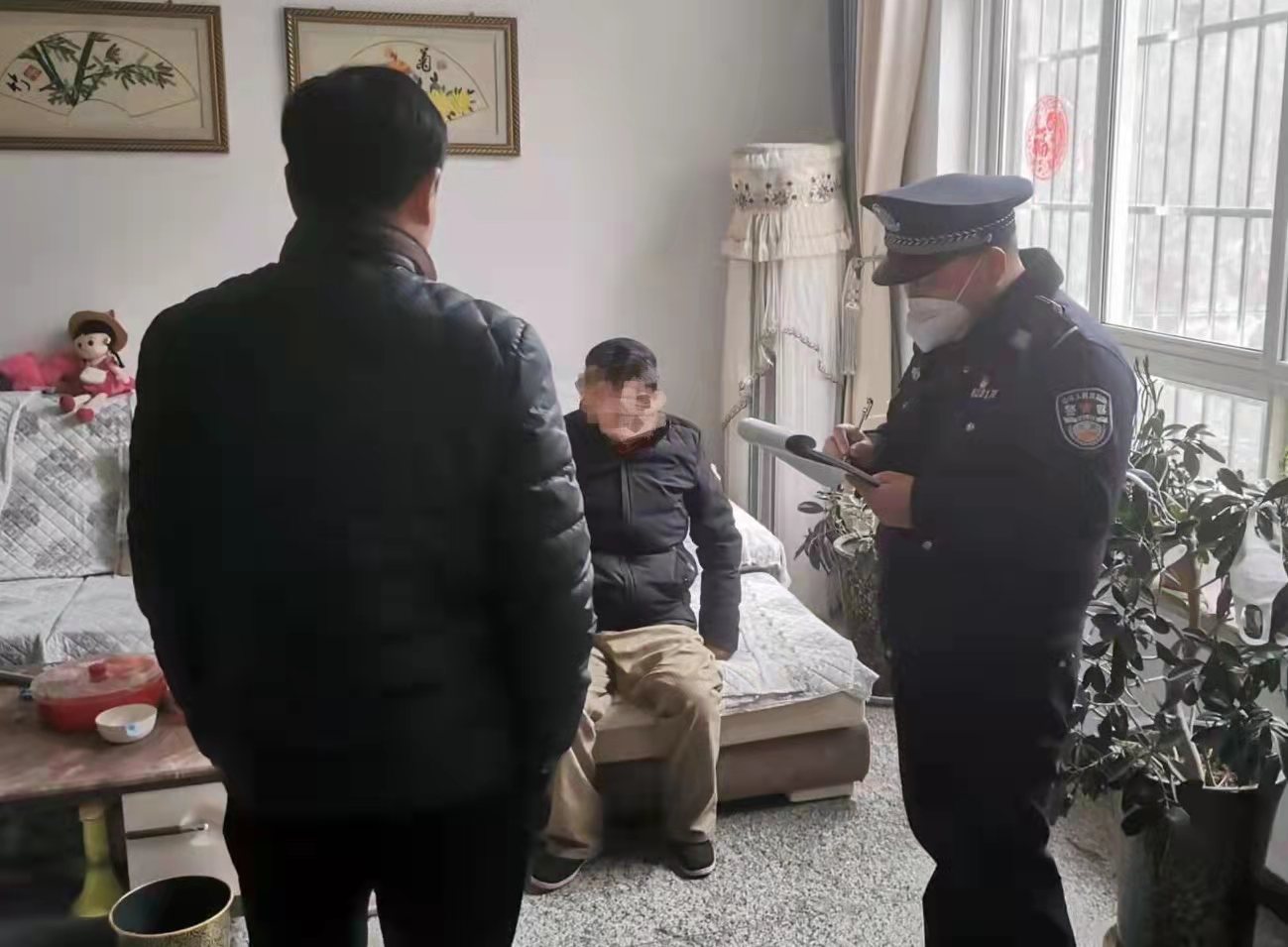 老人意外摔倒 西安临潼民警送其平安回家