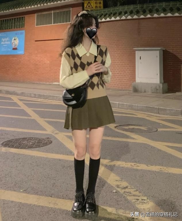 今秋上衣流行“穿短不穿长”，时髦显瘦显腿长，小个子都爱上了