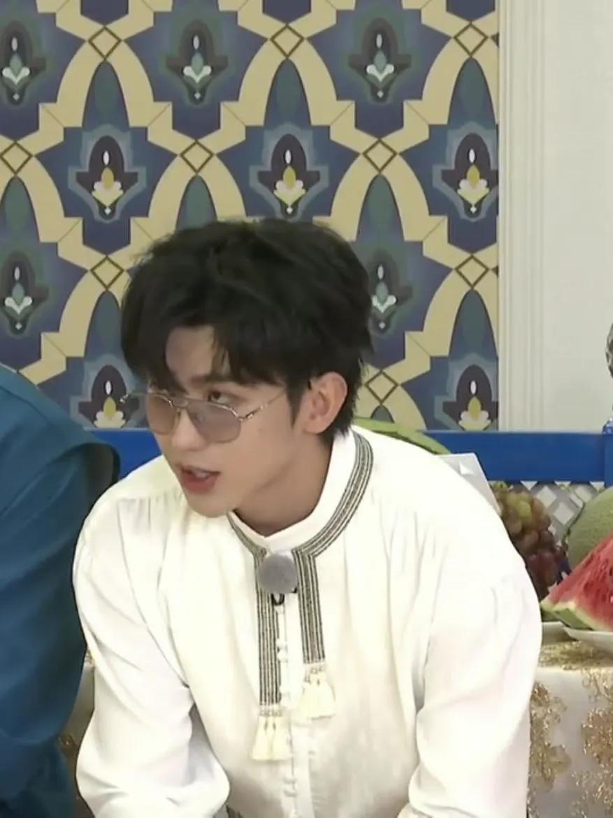 《奔跑吧》直播截图之蔡徐坤和跑男新疆路透来啦