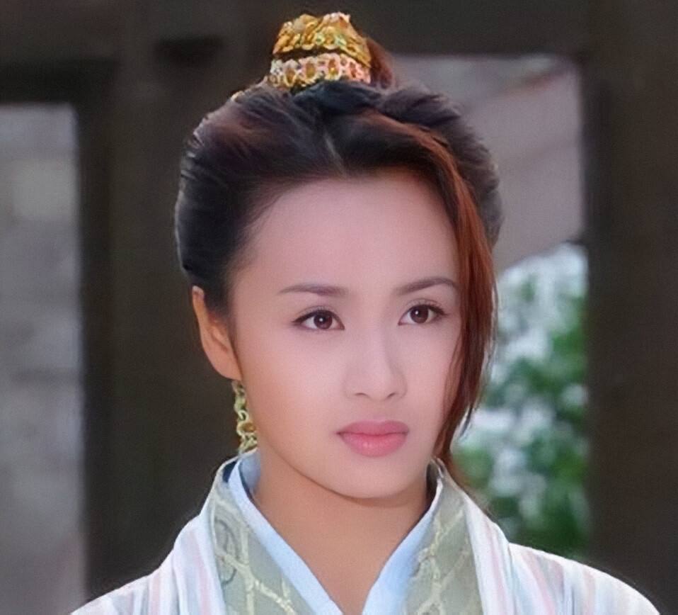 过程中塑造了许多耳熟能详的经典角色,如《乌龙闯情关》中的霍水仙