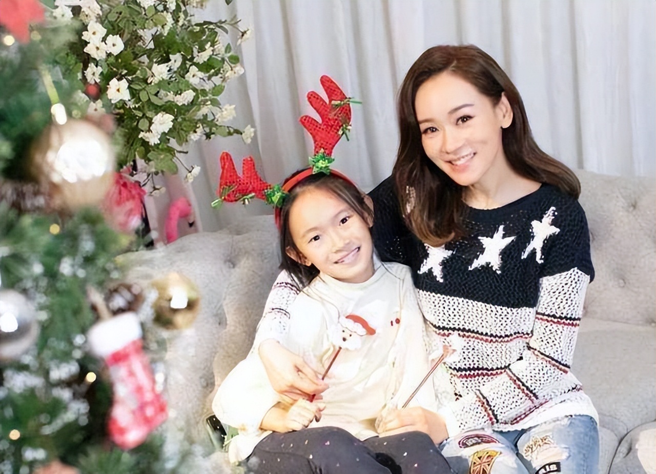 43岁港姐冠军晒学生妹造型，被嘲装嫩博关注，一对儿女生父成谜