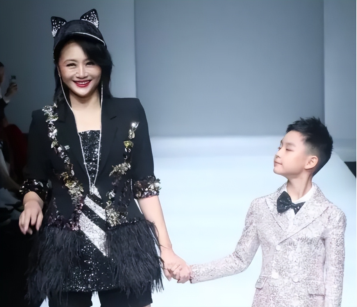 脸部肿成“馒头”，笑起来秒变“僵尸”，这些明星的脸到底咋了？