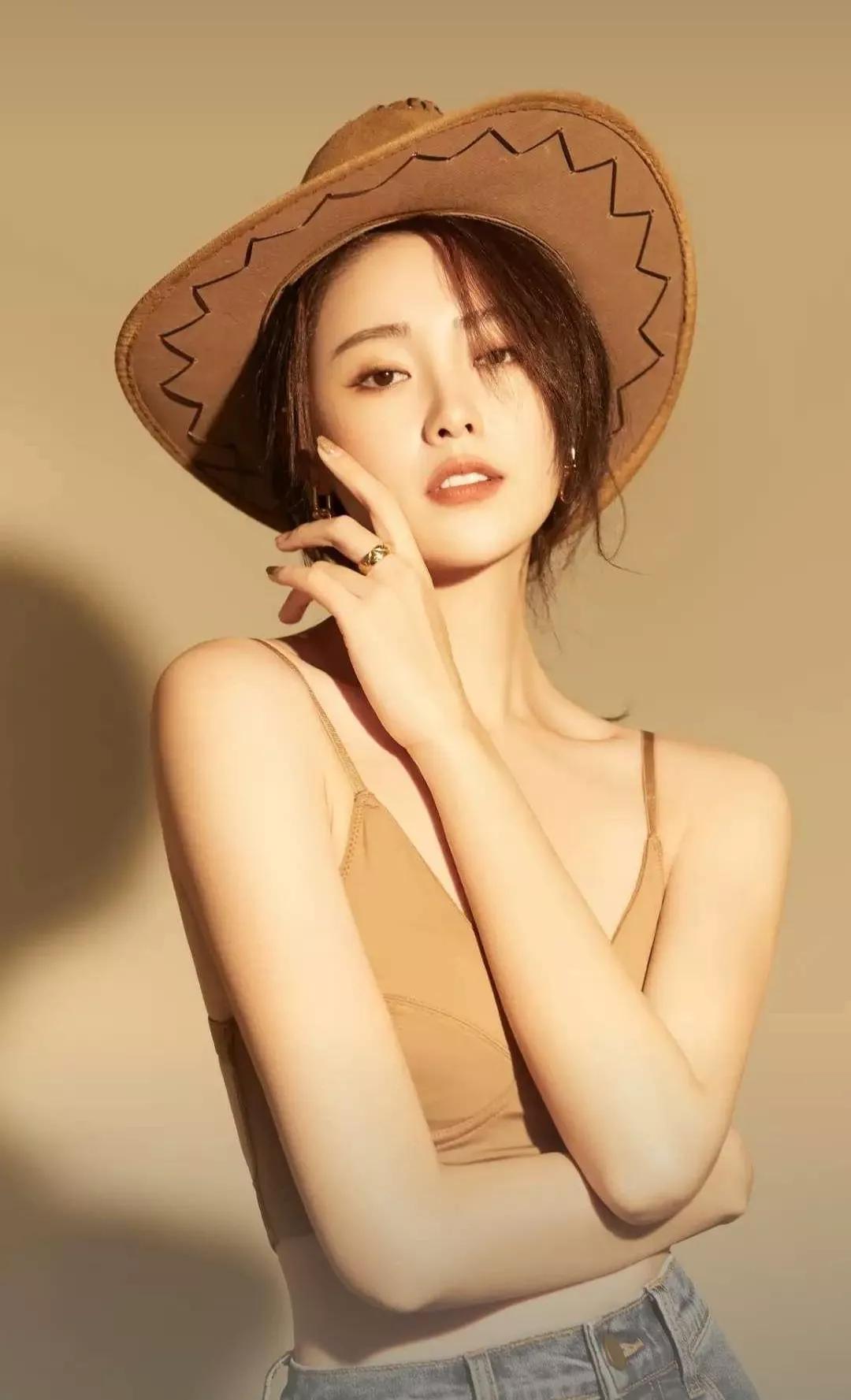 手机桌面，明星许龄月、鞠婧祎、李一桐和孙晓伦