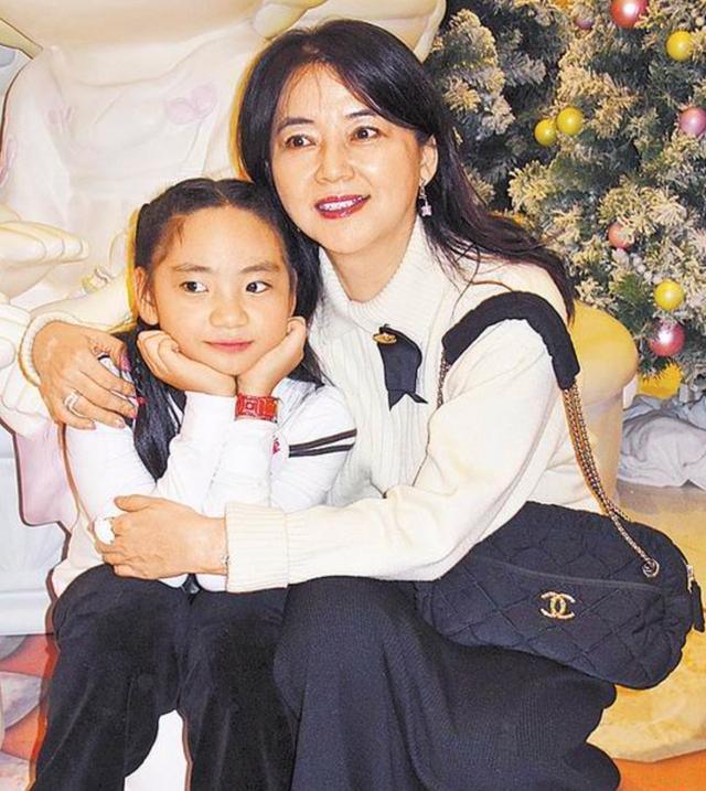 加入tvb后又离开!知名港星女儿疑转做公关,近照获多位型男包围