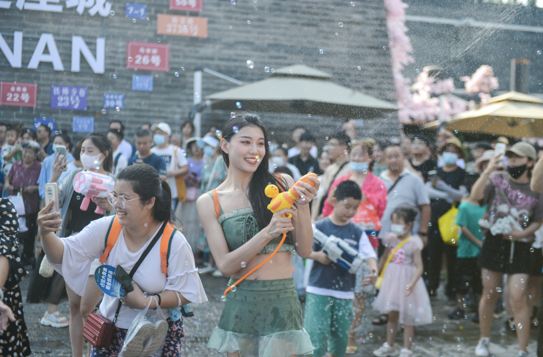 精彩瞬间丨夏日派对(港风大片、复古Disco、夏日派对…济南这一超燃超复古的好去处你知道吗？)