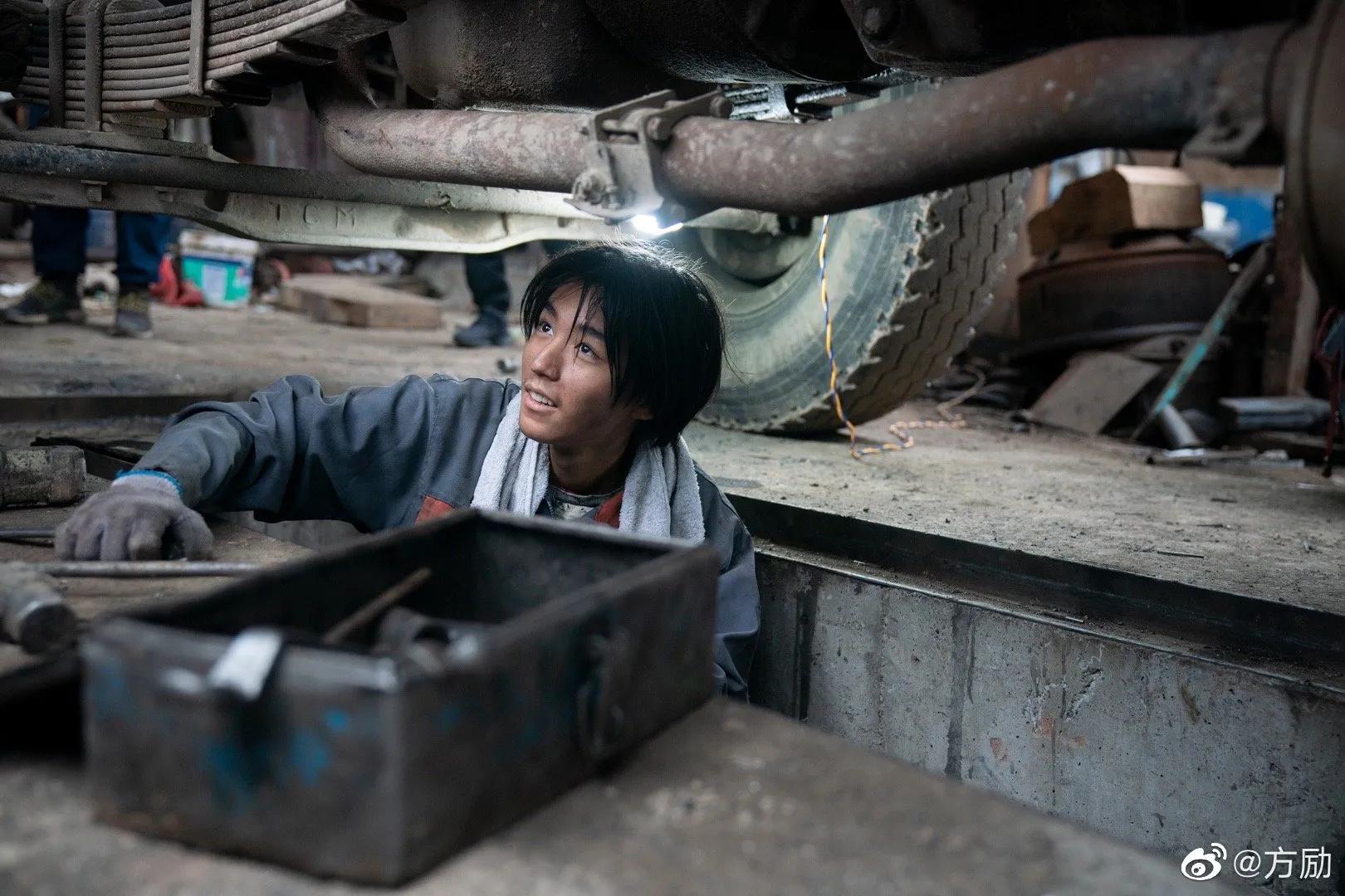 王俊凯颠覆形象饰演孟超，伤口清晰可见，这些路透图你看过几张