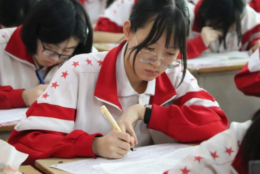 河南考生破防了，2022年高考预估人数出炉，毫无疑问河南稳居榜首