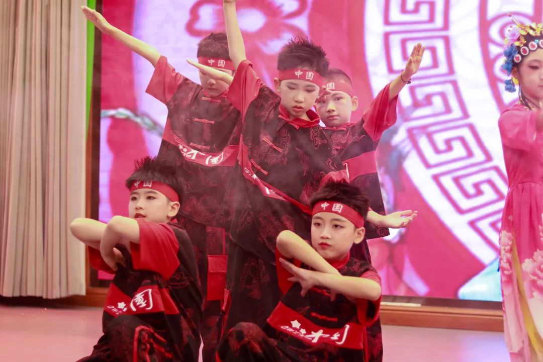 华阳实小举行“童星耀五月·艺术绽花开”群舞比赛（三四年级）