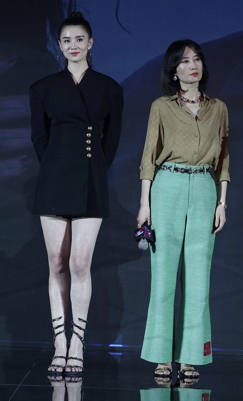 宋佳和刘敏涛都是40多岁了，同样穿商务风的服装，气质相差不小