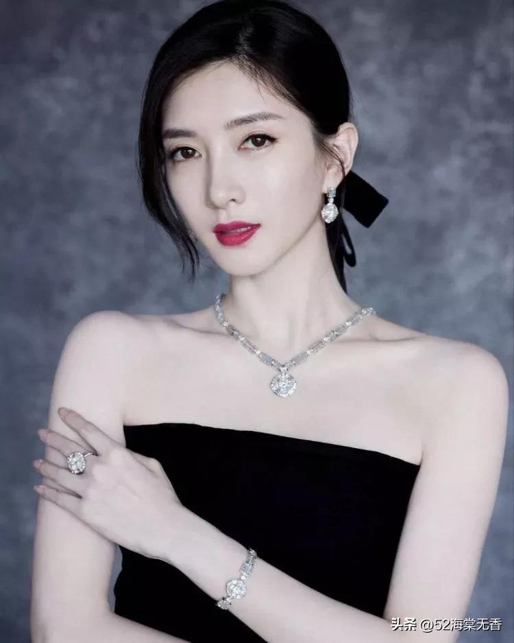 江疏影，有点事业女强人的感觉，不过确实很美