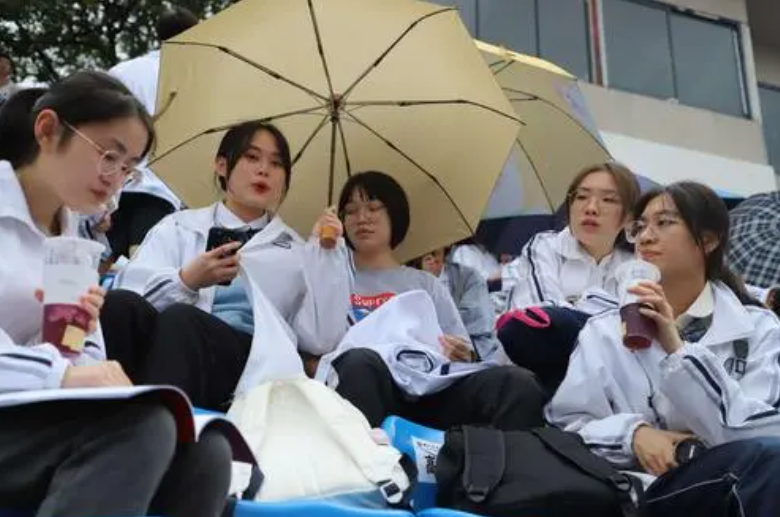 杭师大“马云”雕像被推倒？校方作出回应，和学生不无关系