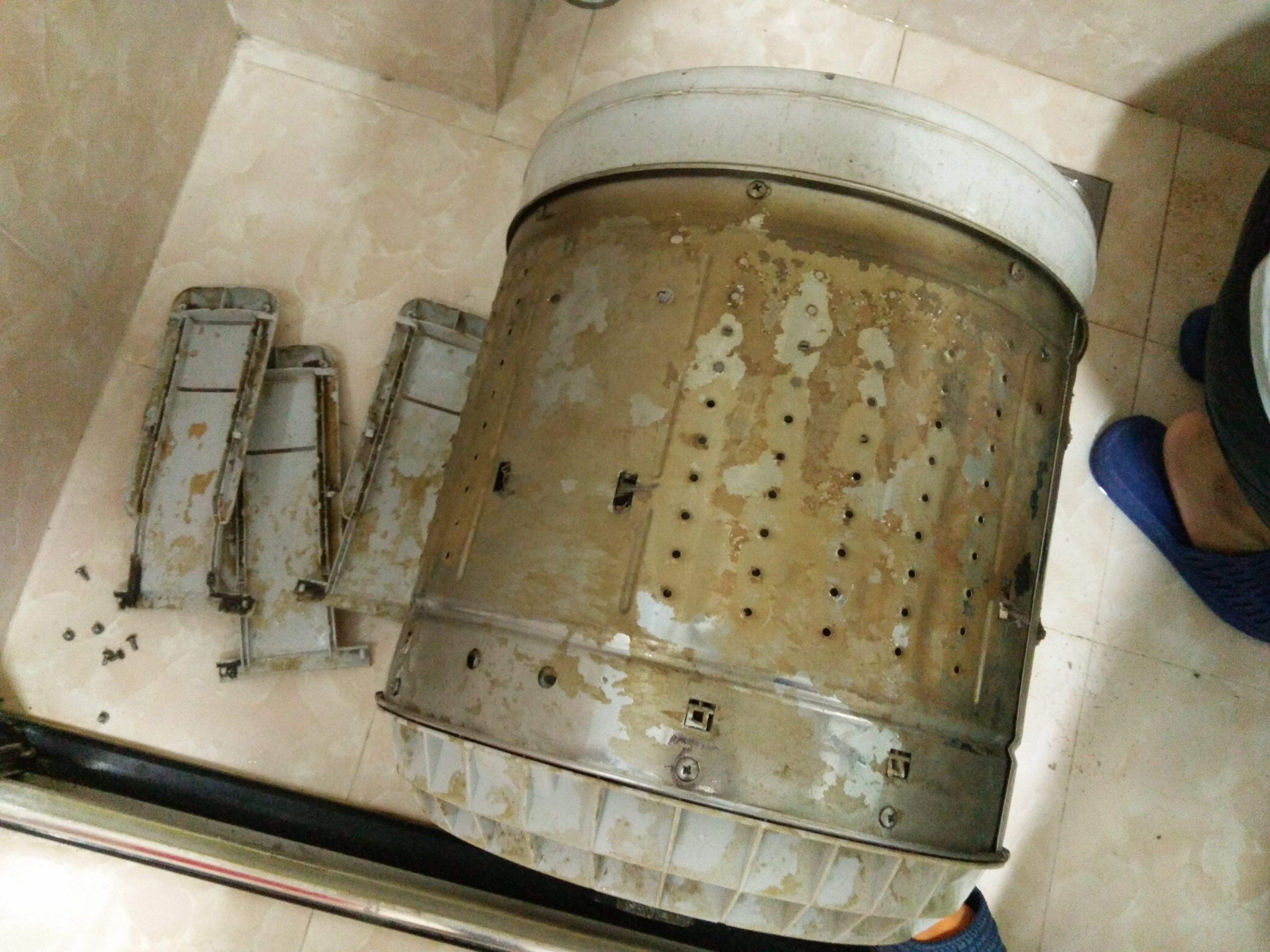 洗衣机洗完衣服老有毛絮怎么回事?里面这个小机关你打开过吗?