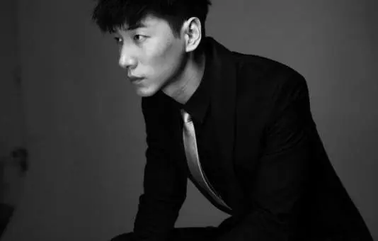 张亮：16岁辍学打工补贴病重父亲，31岁走红后到现在“无处可寻”