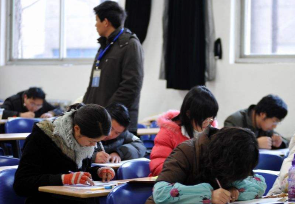 2022届研究生迎来坏消息，部分高校学费上调，读研之路举步维艰