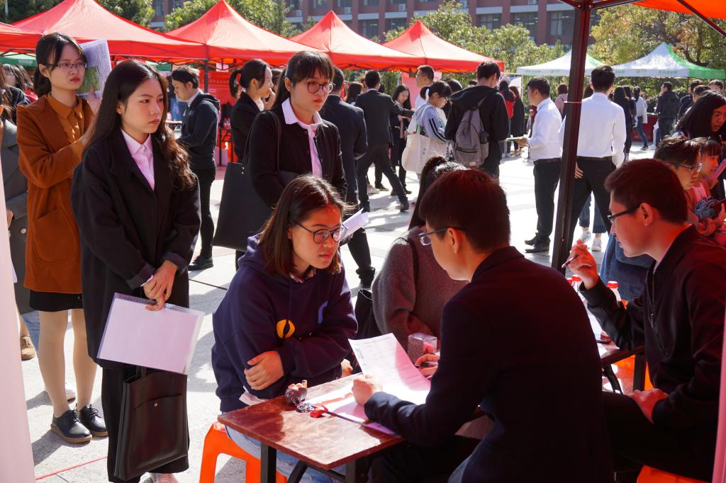 过来人坦言，毕业生签署“三方协议”需谨慎，不要太听老师的话