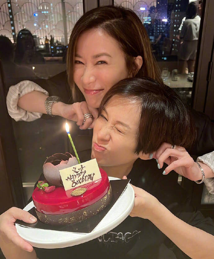 佘诗曼晒合照为文颂娴庆生 两人做鬼脸搞怪可爱