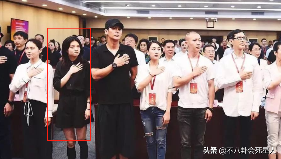 单看个个是美人，合照却开“大头特效”，这些女星被“虐惨”