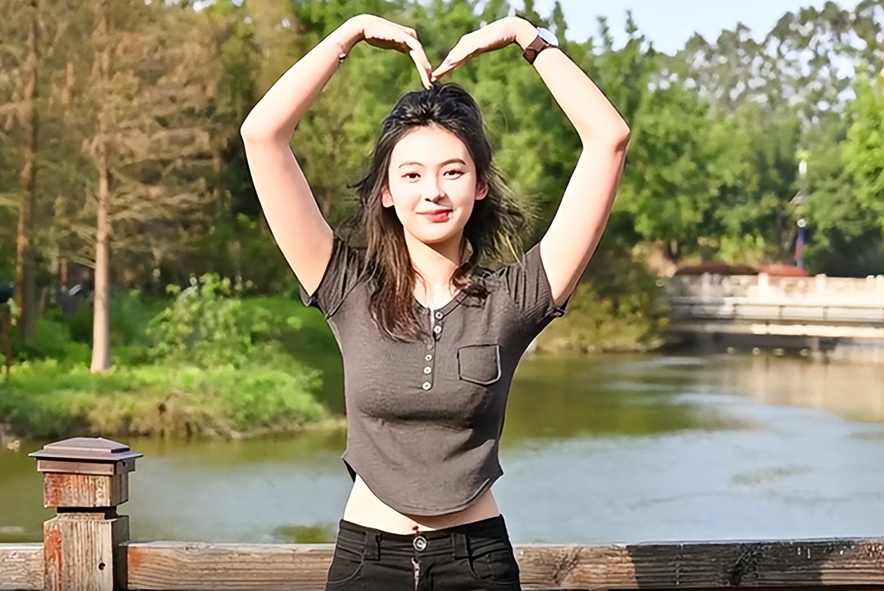 大学美女校花照片（福建一美女校花长相甜美意外走红）