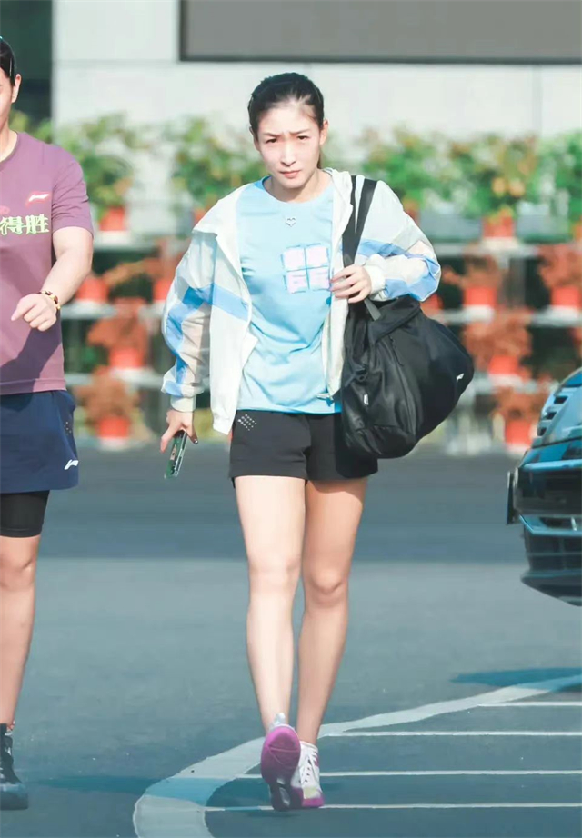 刘诗雯现在照片(刘诗雯穿短裤像中学生,身材比例好长腿吸睛,孙颖莎陪